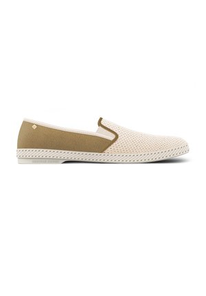 Hellbeiger Slip-On-Schuh mit gewebtem Mesh vorne und braunem Stoff hinten, weißer Musterlaufsohle und elastischen Seitenteilen.