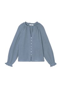 Blouse bleu clair à manches longues avec un col et des poignets volantés, décorée de plis verticaux et d'un boutonnage sur le devant.