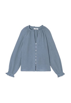 Blouse bleu clair à manches longues avec un col et des poignets volantés, décorée de plis verticaux et d'un boutonnage sur le devant.