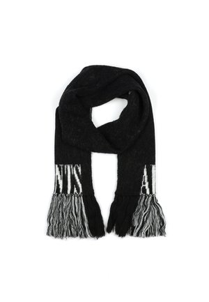 Écharpe noire en tricot avec des lettres blanches, dotée de franges aux extrémités. Texture douce, forme rectangulaire et couleurs contrastantes.