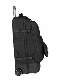 Sac de sport noir roulant en tissu robuste, avec de multiples sangles à boucle extérieures, des poches et une poignée rétractable unique. Roues en caoutchouc durables.