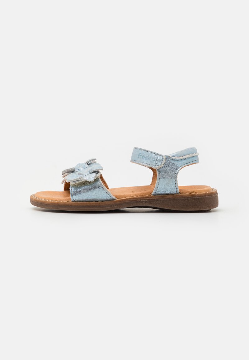 Blauwe suède sandalen met een gestructureerde afwerking, voorzien van een bloemenaccent, verstelbare band en een bruine zool. Ideaal voor warm weer.
