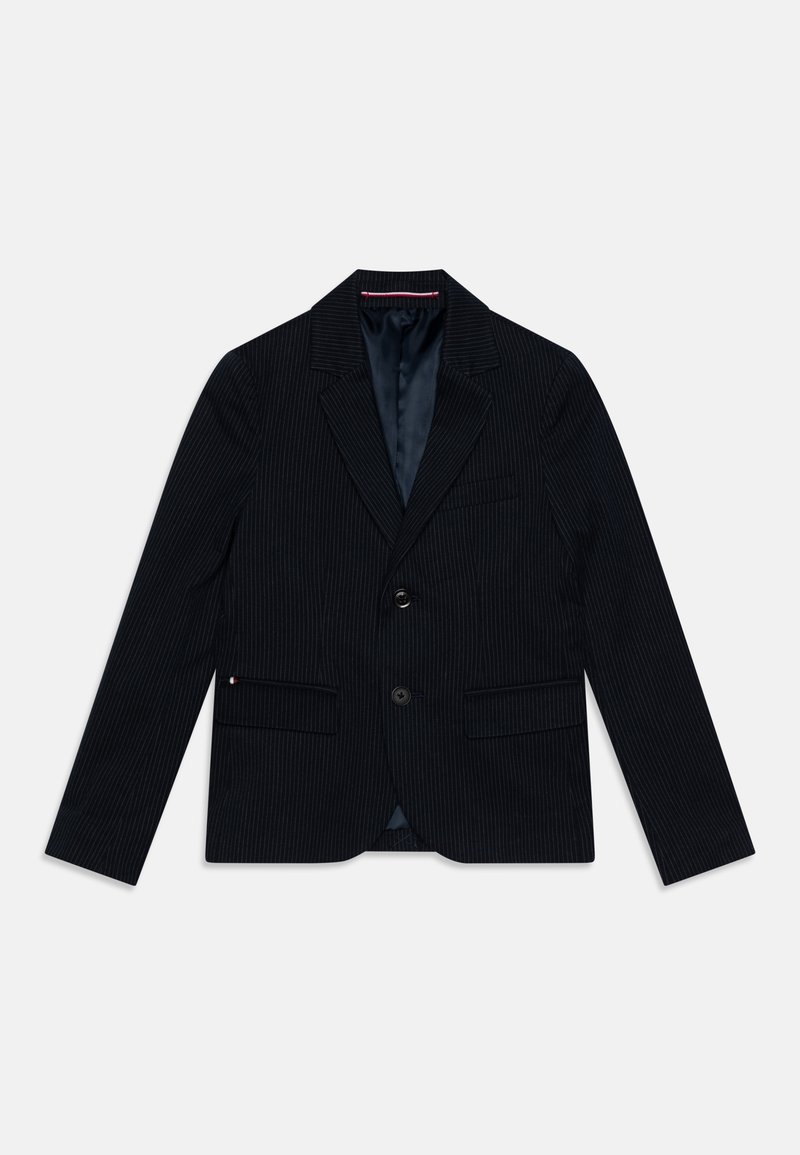 Niebieska marynarka w prążki wykonana z teksturowanej tkaniny, z klapami w kształcie litery V, z przodem zapinanym na guziki i dwiema kieszeniami z klapkami. Widoczna podszewka.
