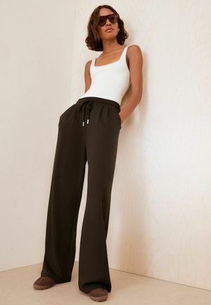 Friends Like These, STUDIO SOFT SCUBA PLEATED WIDE LEG JOGGERS - Tracksuit bottoms - chocolate brown