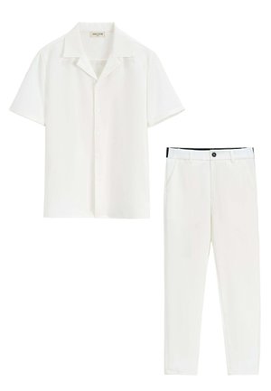 Chemise blanche à manches courtes avec boutons et col, et pantalon slim blanc assorti avec bouton noir et passants pour ceinture.