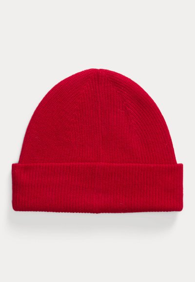 Căciulă tricotată roșie cu manșetă pliabilă, având o textură nervurată și o potrivire strânsă. Partea de sus se îngustează spre o formă rotunjită.