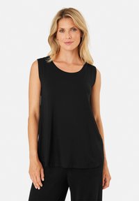 Zwarte mouwloze top van gladde stof met een ronde halslijn en een relaxed fit, gecombineerd met bijpassende zwarte onderkleding.