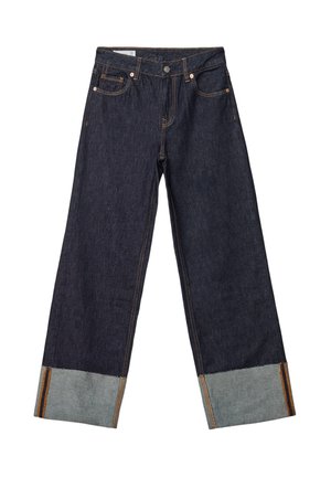 Tamno plave široke traperice s prevrnutim manžetama koje sadrže svjetliji denim i narančasti naglasak. Ima četiri džepa i kopčanje na dugme.