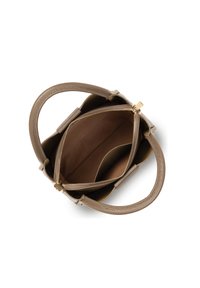Sac à main en cuir taupe avec double anse, fermeture éclair sur le haut révélant un intérieur spacieux et une poche intérieure, sur fond blanc.