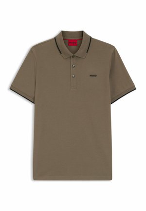 Ruskea polo-paita, joka on valmistettu puuvillasta, lyhyillä hihoilla, kolmella napilla varustettu nappilista, mustat yksityiskohdat kauluksessa ja hihoissa sekä logo vasemmassa rinnan kohdalla.