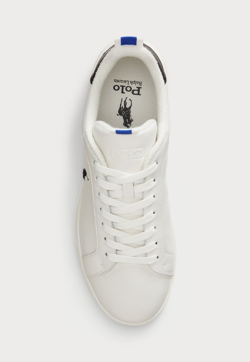 Hvide lædersneakers med en glat overflade, snørebåndsdesign og en blå accent på tungen. Har et lille logo trykt indeni.