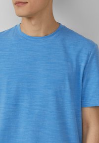 Lichtblauw katoenen t-shirt met een ronde hals en korte mouwen, met een subtiele textuur en een ontspannen pasvorm.