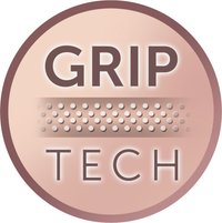 Cirkulärt logo med orden "GRIP" och "TECH" i mörkbrun text på en ljusrosa bakgrund med texturerade prickiga accenter.
