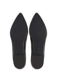 Černé kožené boty s špičatým tvarem a hladkou texturou, vybavené plochými gumovými podrážkami a jemným gravírováním na stélkách.