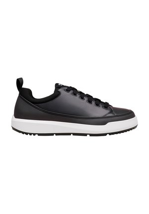 Schwarzer Sneaker mit niedrigem Schaft, schwarzen Schnürsenkeln, Mesh-Kragen, Zuglasche an der Ferse und dicker weißer Sohle mit schwarzem Profil.