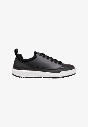 Schwarzer Sneaker mit niedrigem Schaft, schwarzen Schnürsenkeln, Mesh-Kragen, Zuglasche an der Ferse und dicker weißer Sohle mit schwarzem Profil.