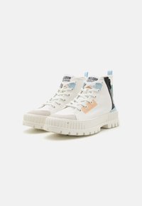 Baskets montantes blanches avec une finition texturée, présentant des accents bleu pastel et pêche, une épaisse semelle blanche et un détail de fermeture éclair sur le côté.