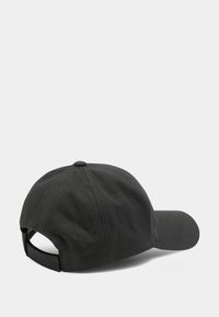 Gorra de béisbol negra con visera curvada, hecha de tela texturizada. Presenta una correa ajustable en la parte trasera y un pequeño orificio de ventilación en la parte superior.