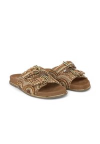 Chanclas marrones con acentos de cuentas y dos correas ajustables. Material suave, suela plana y detalles de hardware en tono dorado.