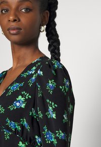 Vero Moda Petite VMBELLA GINNY MINI DRESS - Vestido de dia - black/bella