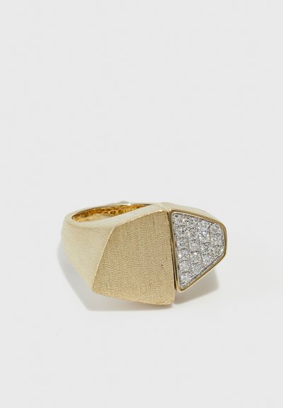 Gouden ring met een geometrisch ontwerp, met een gestructureerde matte afwerking aan de ene kant en een cluster sprankelende heldere kristallen aan de andere kant.