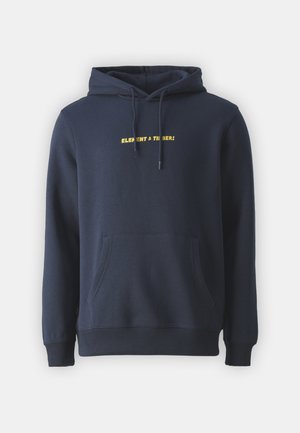 Haut à capuche bleu marine en tissu doux, doté d'une poche kangourou, de cordons de serrage et d'un texte jaune indiquant "ELEMENT & TIMBER!" sur la poitrine.