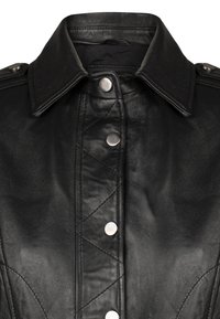 Schwarze Lederjacke mit strukturiertem Kragen, silbernen Druckknöpfen und Rautensteppnähten an der Vorderseite. Glatte Textur.