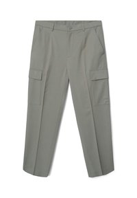 Cargo-Hosen aus hellgrauem Stoff. Merkmale sind ein Knopfverschluss, zwei Seitentaschen und zwei Cargo-Taschen an den Oberschenkeln. Gerade Beinform.