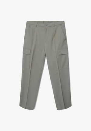 Cargo-Hosen aus hellgrauem Stoff. Merkmale sind ein Knopfverschluss, zwei Seitentaschen und zwei Cargo-Taschen an den Oberschenkeln. Gerade Beinform.