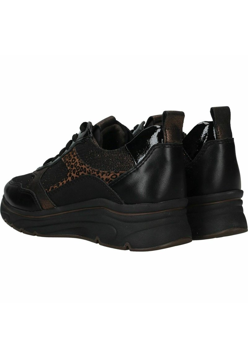 Zwarte sneakers met een mix van leer en mesh. Leopardprintaccenten en een dikke, gestructureerde zool zorgen voor extra hoogte en ondersteuning.