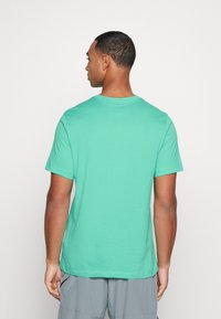 Nike Performance TEE CREW SOLID - T-shirt desportiva - light menta/black