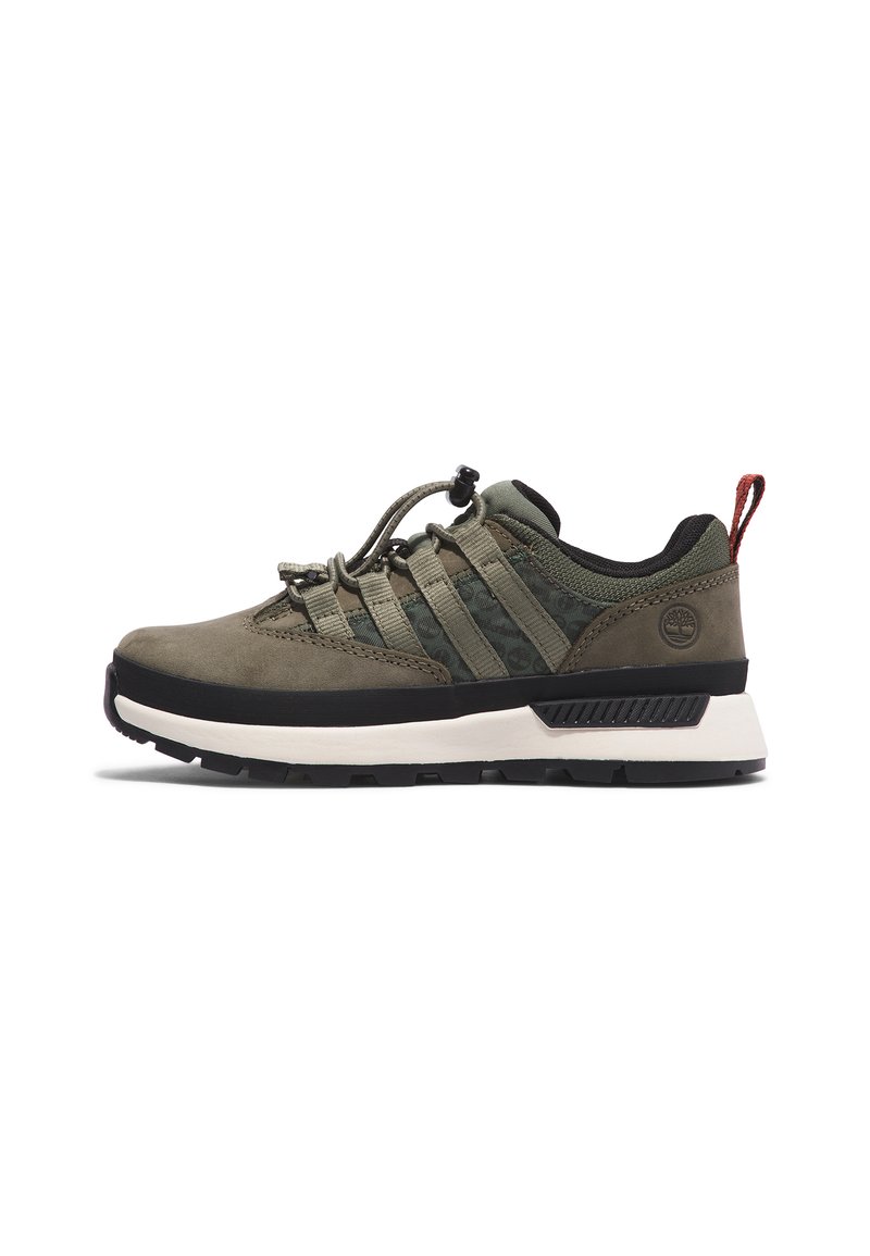Zapatos de senderismo verdes con parte superior de ante y malla, suela de goma, cordones elásticos y una lengüeta roja en el talón, que presentan un diseño resistente y texturizado.