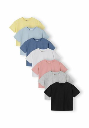 Zeven effen crewneck-T-shirts met korte mouwen in geel, lichtblauw, donkerblauw, wit, roze, grijs en zwart, gerangschikt in een verspringende rij.