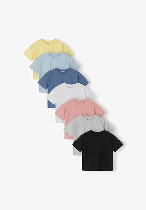 Zeven effen crewneck-T-shirts met korte mouwen in geel, lichtblauw, donkerblauw, wit, roze, grijs en zwart, gerangschikt in een verspringende rij.