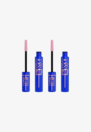 Tube de mascara bleu avec une finition brillante, doté d'une brosse rose. Les mots "HIGH" et "SKY" imprimés en or rose sur le corps. Trois tubes présentés.