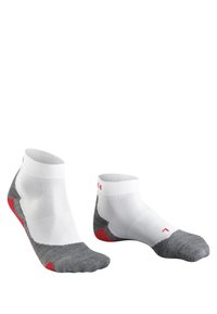 Chaussettes blanches à la cheville avec des accents gris et rouges. Elles possèdent un tissu en maille pour la respirabilité, une semelle rembourrée et une bande supérieure côtelée pour le confort.