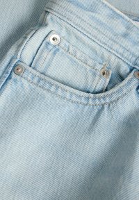 Τσέπη τζιν από ανοιχτό μπλε denim με ορατές ασημένιες καρφίτσες και λεπτομερείς ραφές σε υφασμένο ύφασμα.