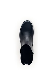 Bota de cuero negro hasta el tobillo con punta redondeada, textura suave y un diseño sencillo. Cuenta con una cremallera lateral para facilitar su uso y un forro suave.