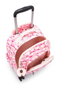 Rullande ryggsäck med ett rosa och vitt abstrakt mönster, två fack med dragkedja, utdragbart handtag och en mjuk nyckelringsaccessoar.