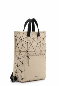 Sac à dos beige à motif géométrique avec des poignées en sangle noire et une poche avant zippée marquée "SURI FREY".