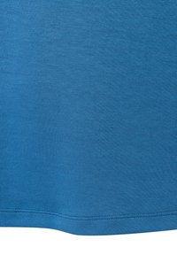 Blauwe katoenen t-shirt met een gladde textuur, ronde halslijn en korte mouwen met gestikte zoom. Perfect eenvoudig en veelzijdig ontwerp.