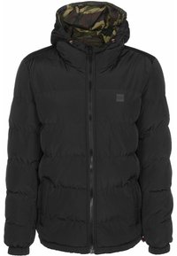 Veste matelassée noire avec fermeture éclair frontale, poignets élastiques, deux poches latérales et capuche doublée d'un motif camouflage vert.