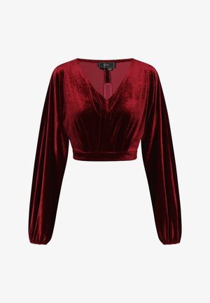 Rotes Samt-Crop-Top mit langen, voluminösen Ärmeln und tiefem V-Ausschnitt. Verfügt über Faltendetails und eine Rückenkrawatte mit einem Quastenakzent.