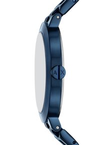 Blå metallklocka med rund boett, slät yta och minimalistisk design. Inkluderar en knapp med gravyr "AX". Ingen synlig urtavla.