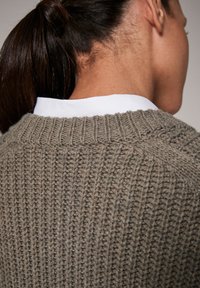 comma casual identity Sweter