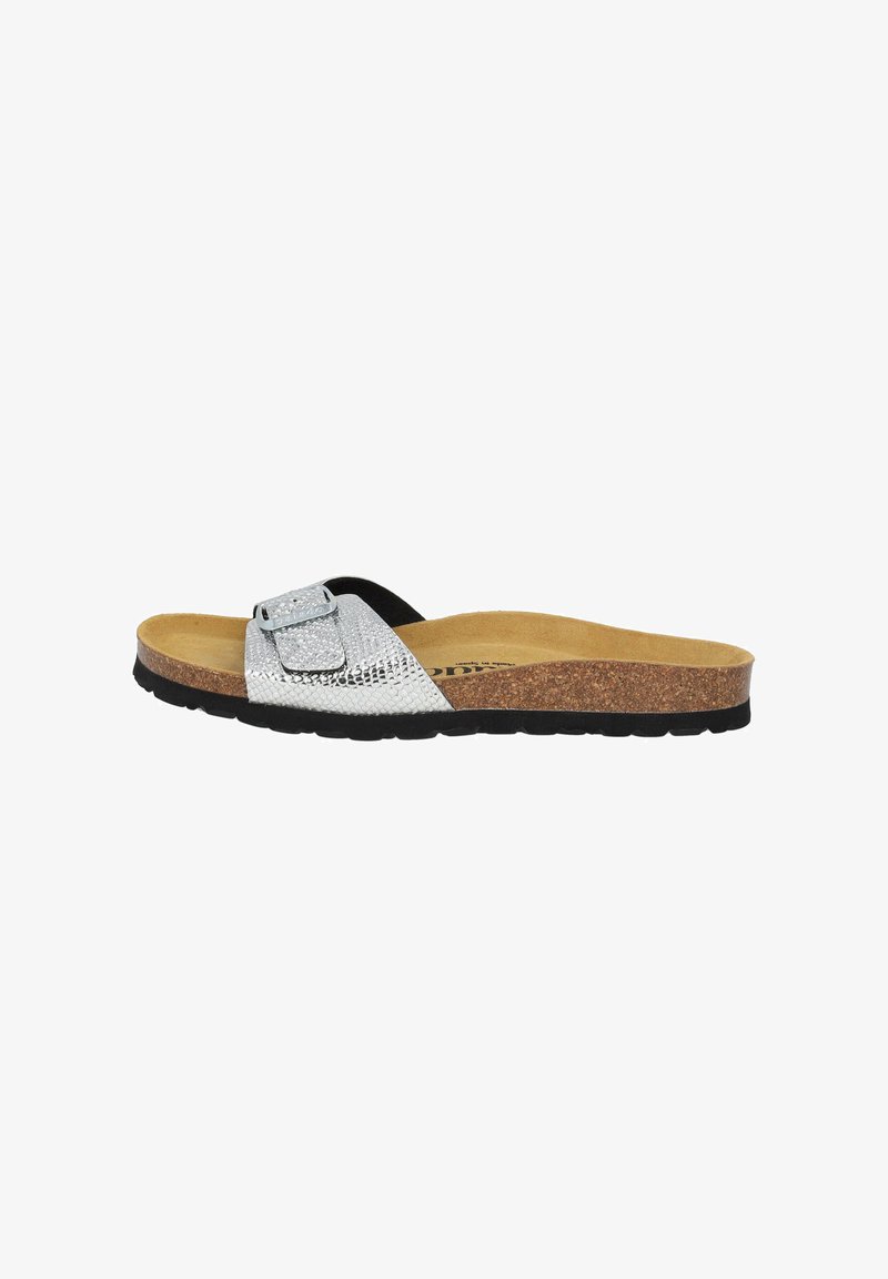 Zilverkleurige slide-sandaal met een kurken voetbed en een zwarte rubberen zool, met een gespsluiting op de band voor een veilige pasvorm.