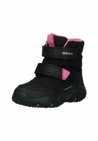 Sorte vandtætte støvler med pink accenter, der har to justerbare velcro-stropper. Tekstureret gummisål med et robust mønster for godt greb.