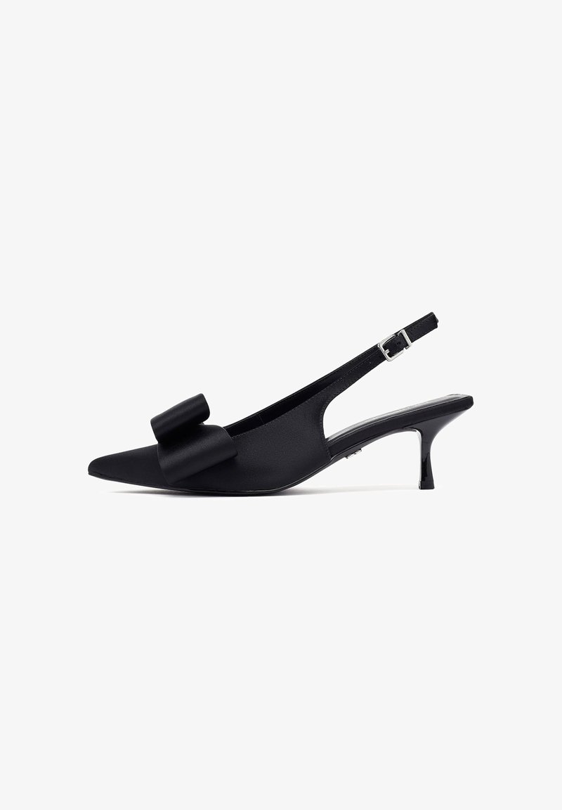Escarpins noirs à talons ouverts avec un bout pointu, finition satin, ornés d'un grand nœud en tissu sur le devant et d'un talon bas et brillant.