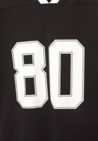 Černá látková košile s velkým bílým číslem "80" na zádech, orámovaným tenkým černým okrajem, s designem kulatého výstřihu.