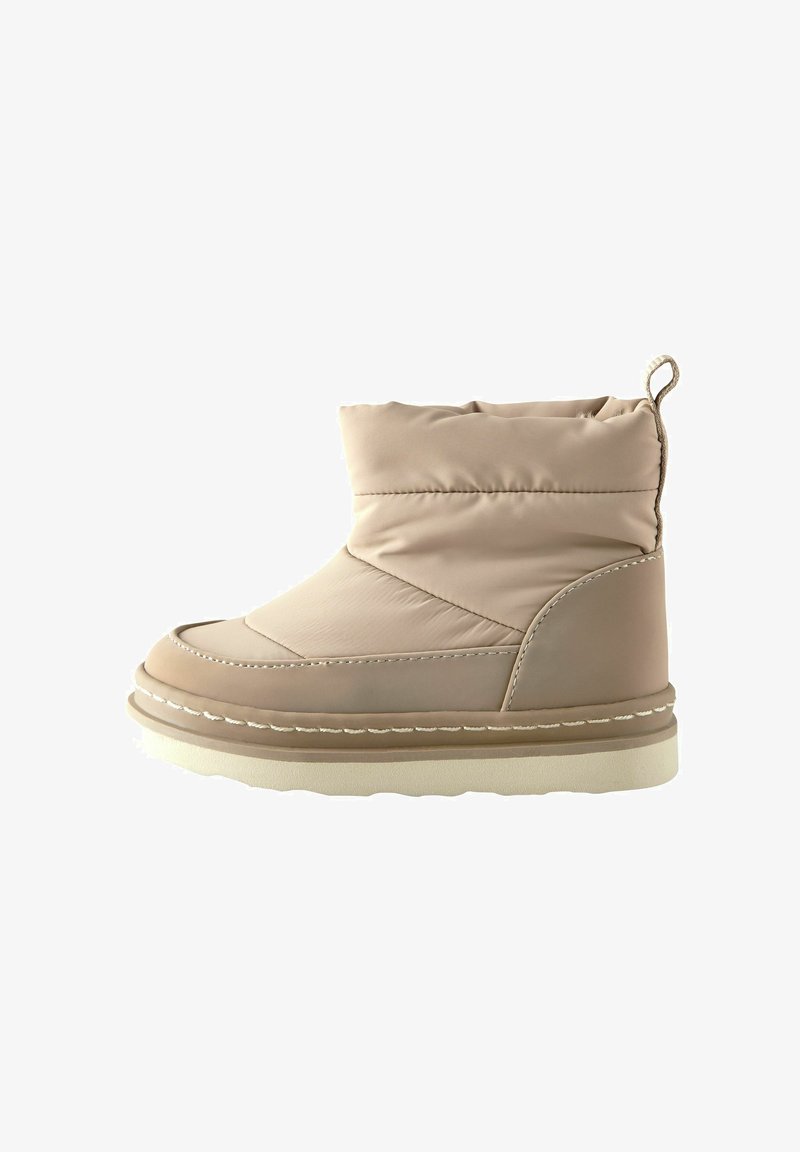 Beige Ankle Boots mit einem gepolsterten Obermaterial, glattem synthetischem Material und einer dicken weißen Sohle, die dekorative Nähte und eine Zuglasche aufweisen.